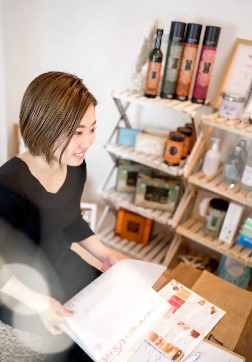カウンセリングシートを手にするオーナー